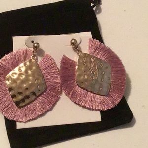 🌸 Pair of rhomboidal earrings with pink fringes